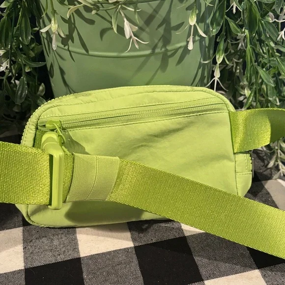 Lululemon Everywhere Belt Bag - Picture 4 of 5